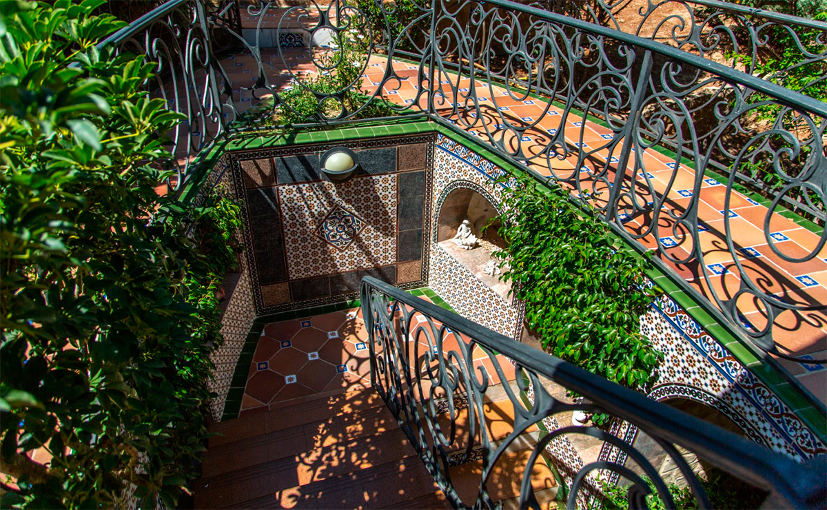 Hotel Naquera Gaudi Style